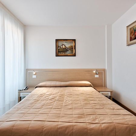 Hotel Meublè Zenith Lignano Sabbiadoro Buitenkant foto