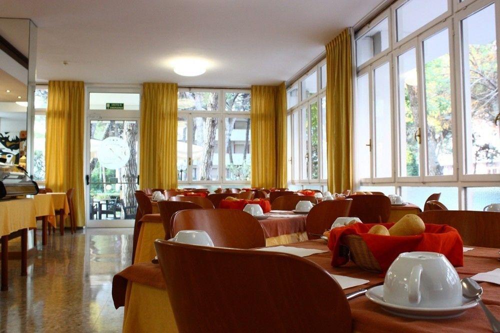 Hotel Meublè Zenith Lignano Sabbiadoro Buitenkant foto