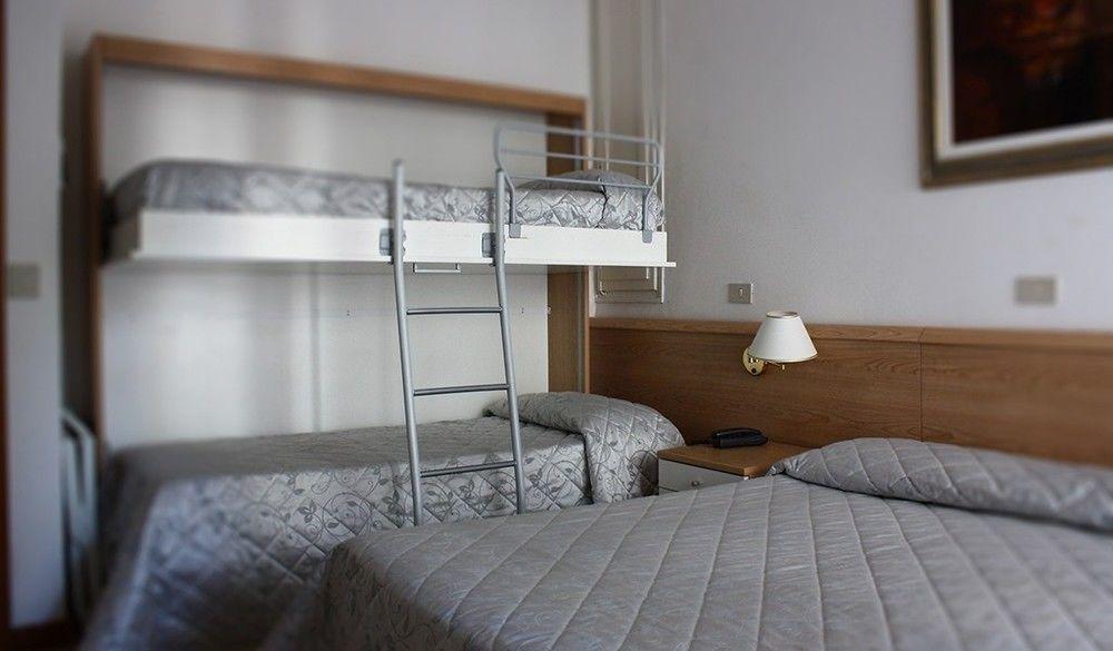 Hotel Meublè Zenith Lignano Sabbiadoro Buitenkant foto