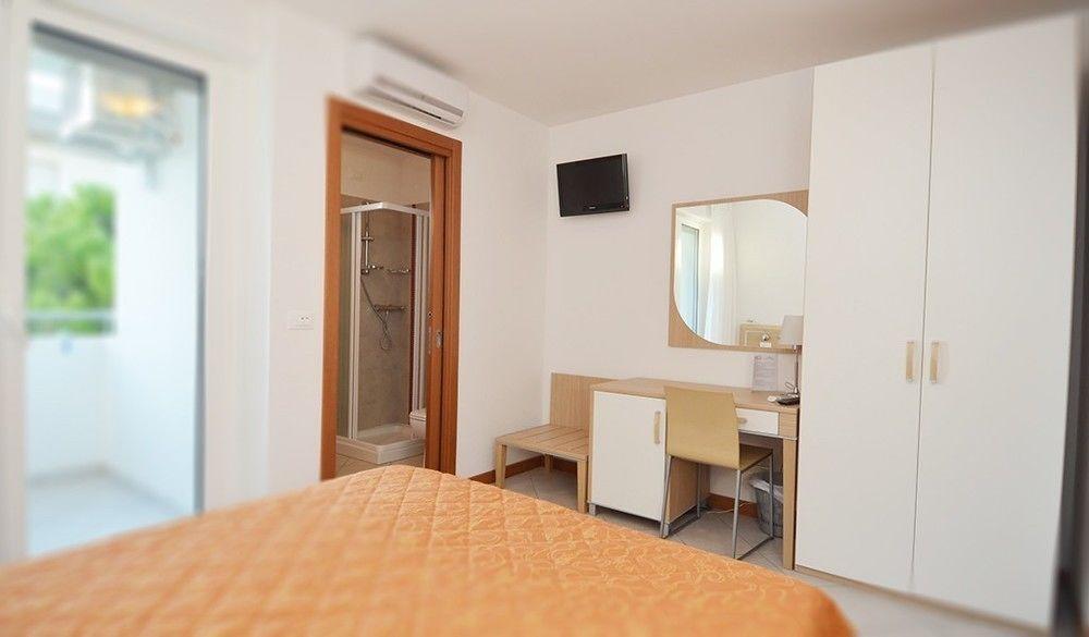 Hotel Meublè Zenith Lignano Sabbiadoro Buitenkant foto