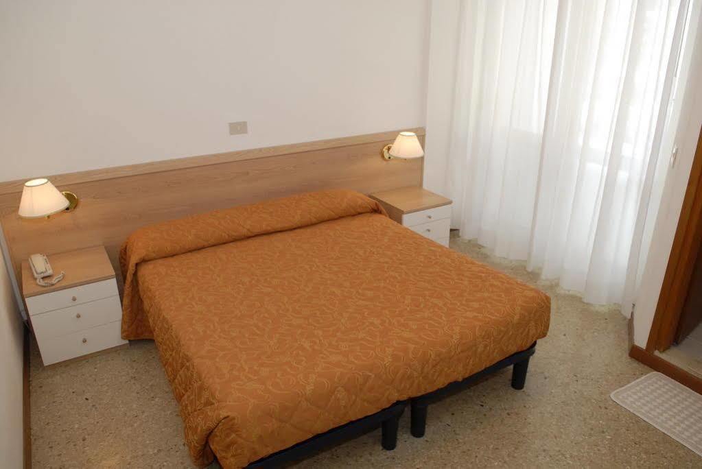 Hotel Meublè Zenith Lignano Sabbiadoro Buitenkant foto