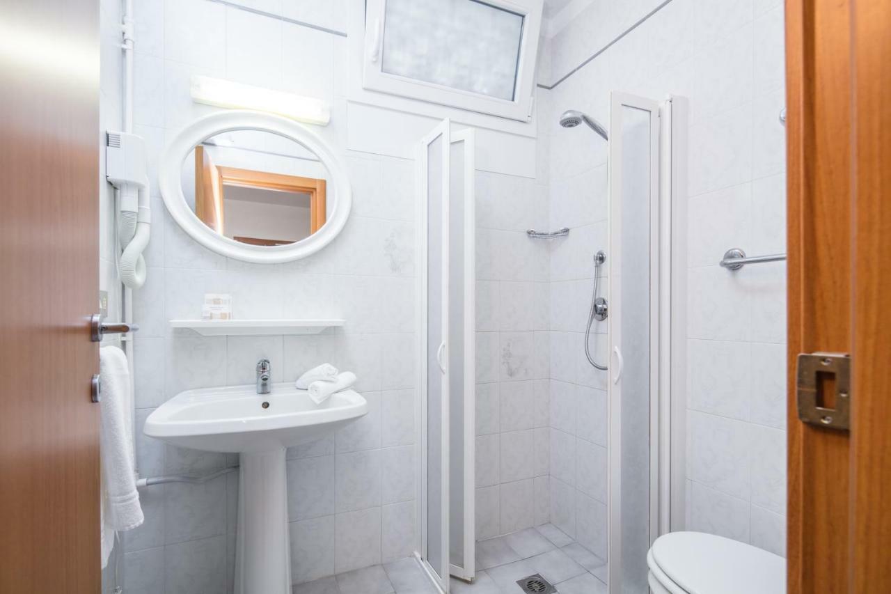 Hotel Meublè Zenith Lignano Sabbiadoro Buitenkant foto