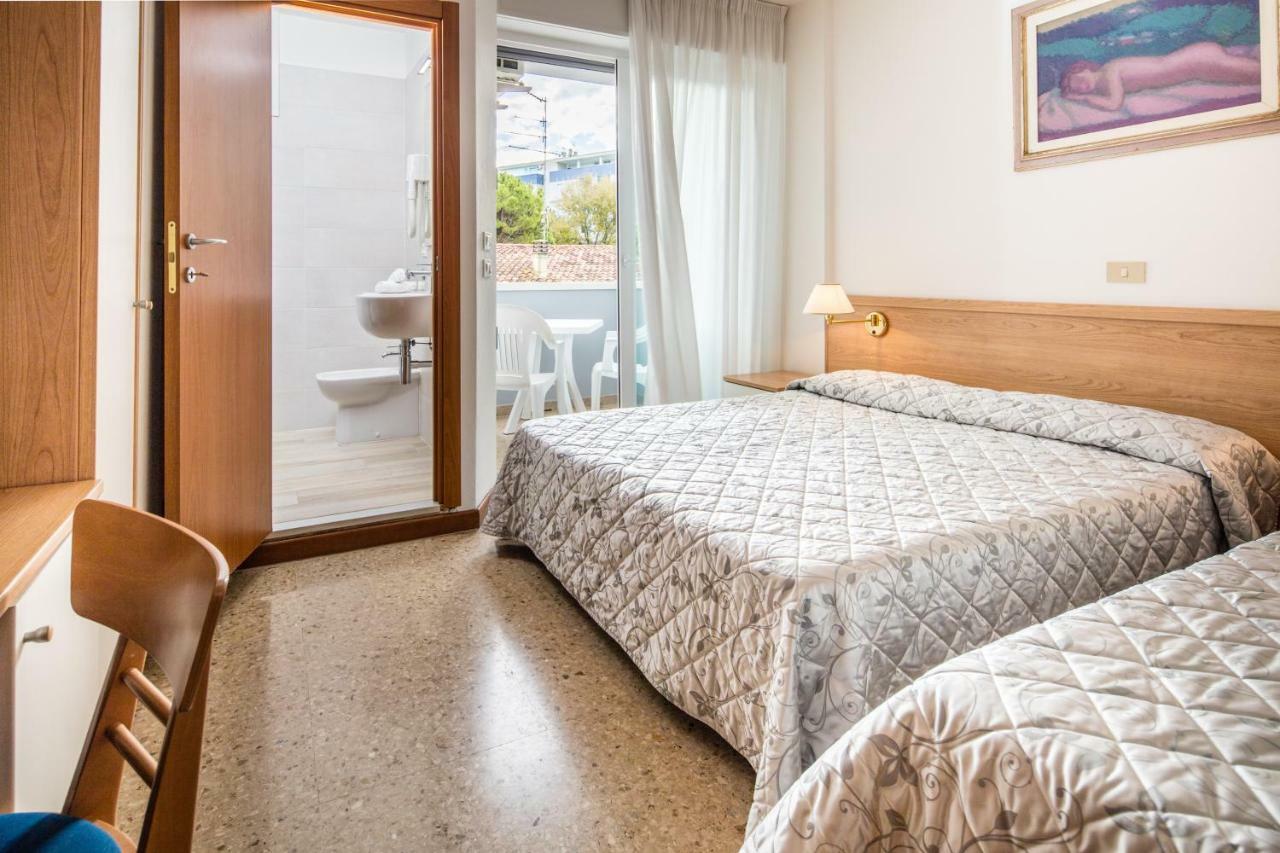 Hotel Meublè Zenith Lignano Sabbiadoro Buitenkant foto