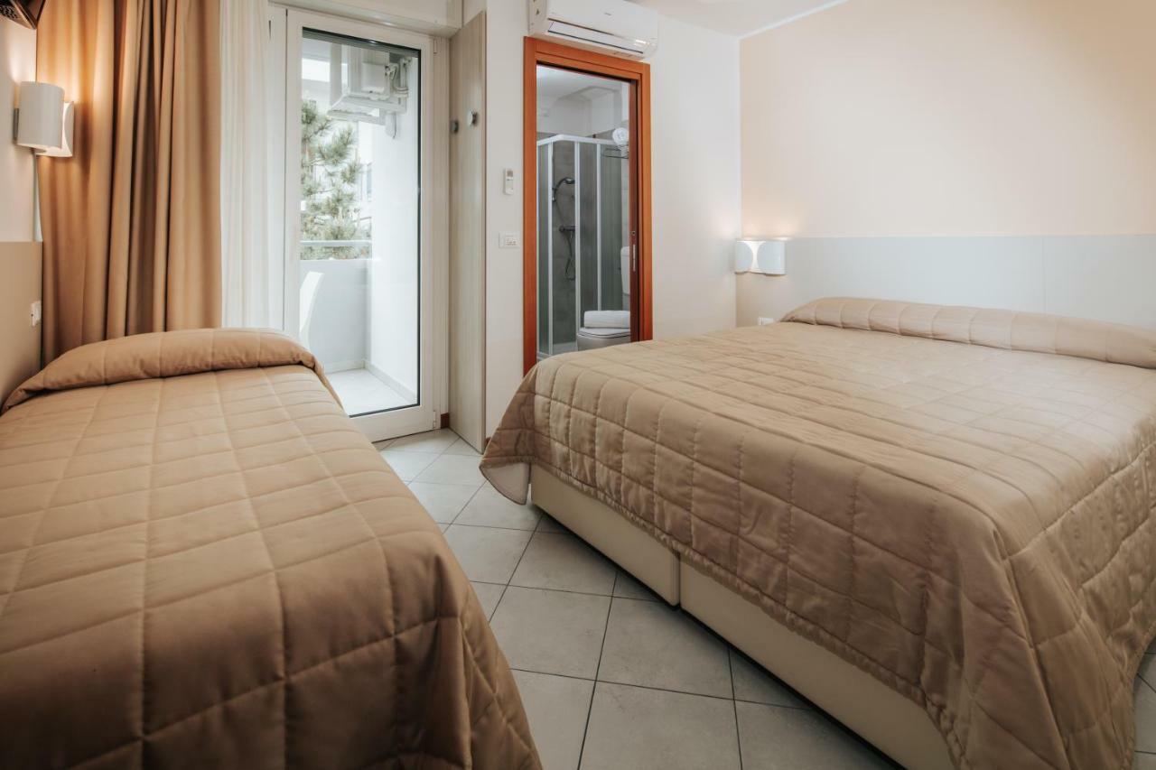 Hotel Meublè Zenith Lignano Sabbiadoro Buitenkant foto